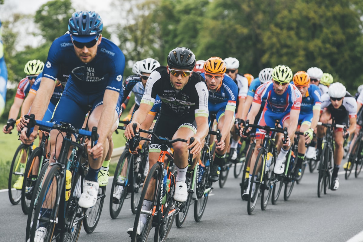 Grupo de ciclistas em estrada